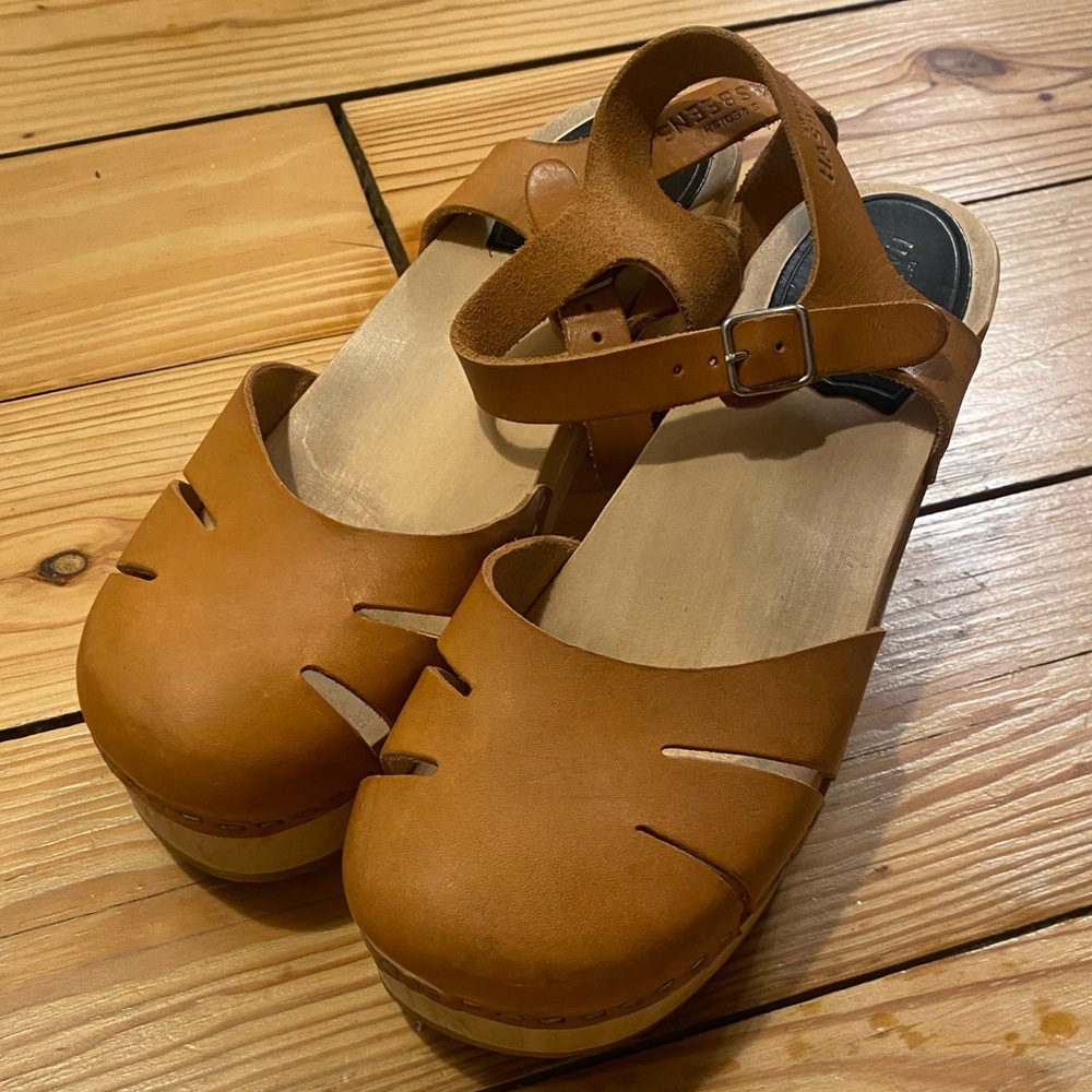 Swedish Hasbeens Tan Leather Clogs, Baskemolla Size 39